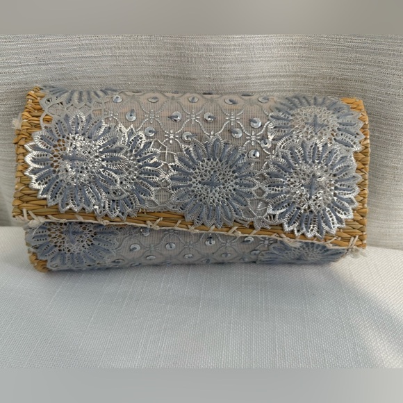 The Winding Road handcrafted Moroccan clutch.
Made in Morocco.